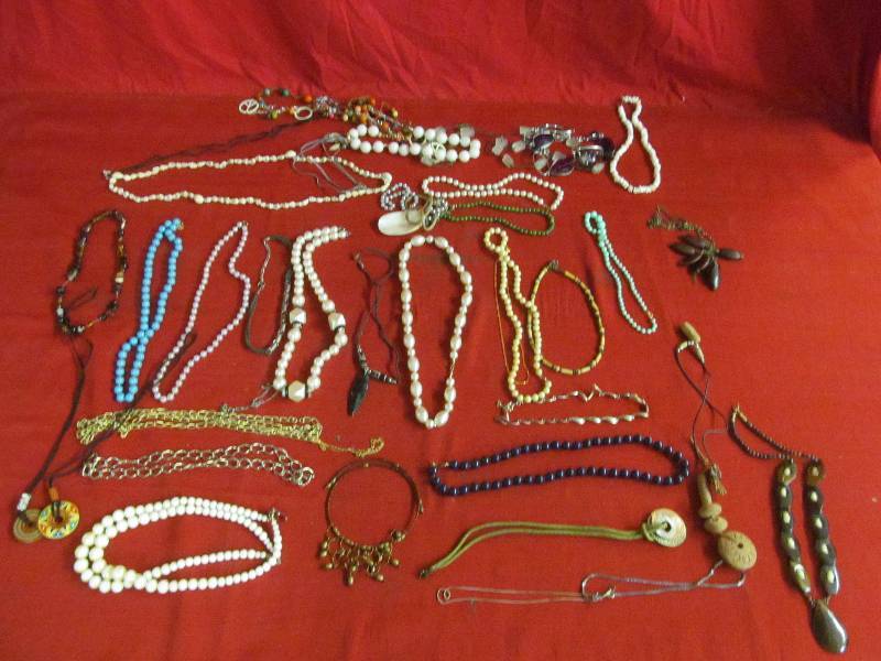 lot 70 image: costume jewelry