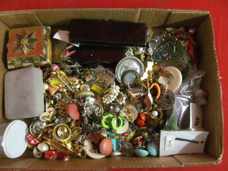 lot 72 image: jewelry