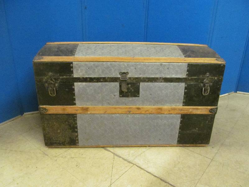 lot 102 image: vintage travelers chest