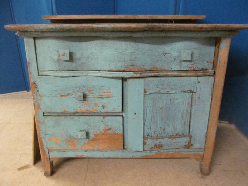 lot 106 image: Primitive Commode