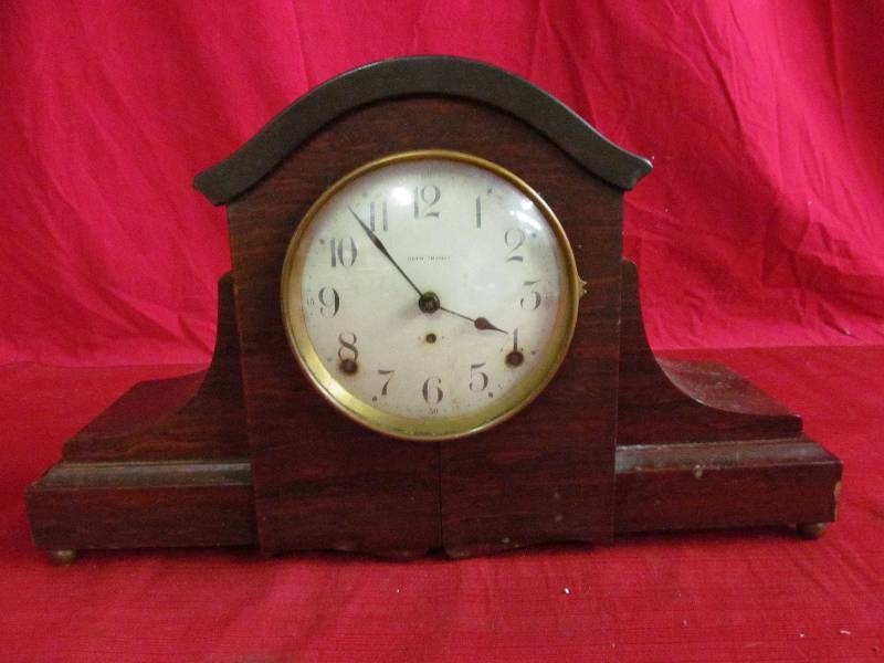 lot 112 image: vintage mantle clock