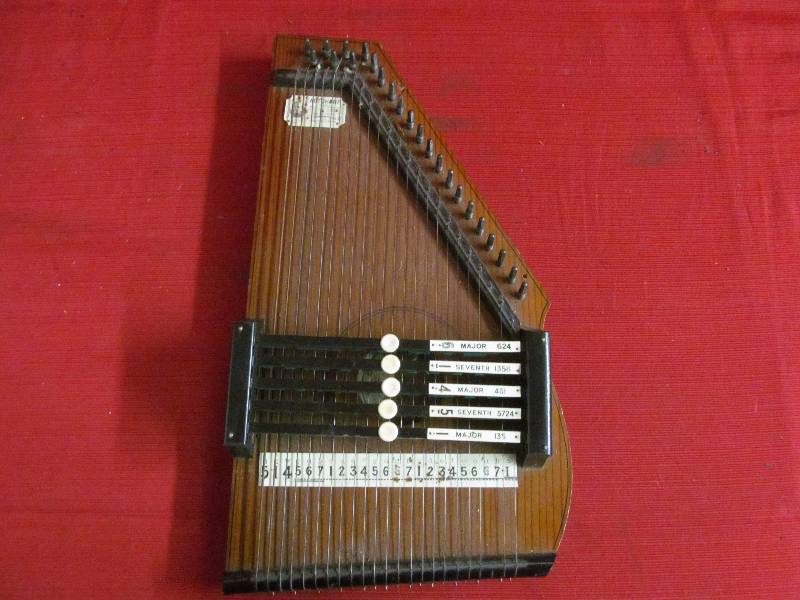 lot 123 image: vintage Autoharp