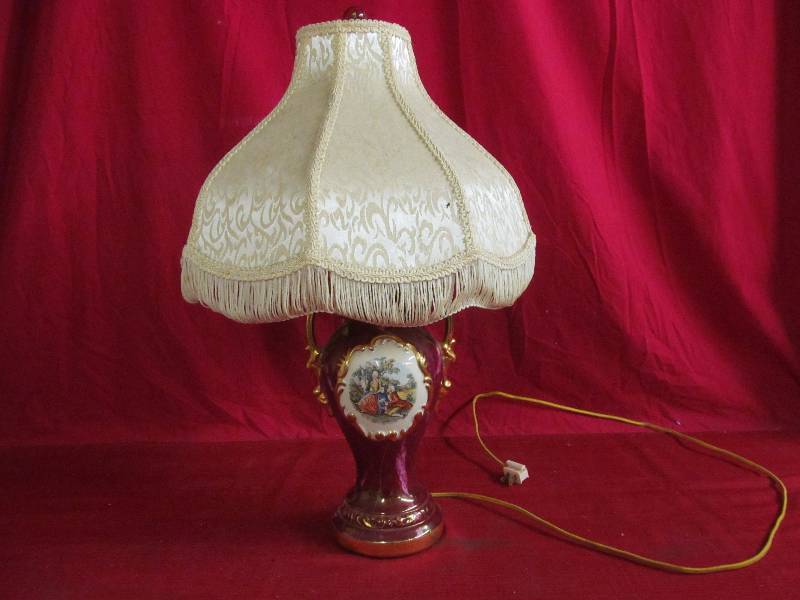 lot 127 image: Victorian style lamp