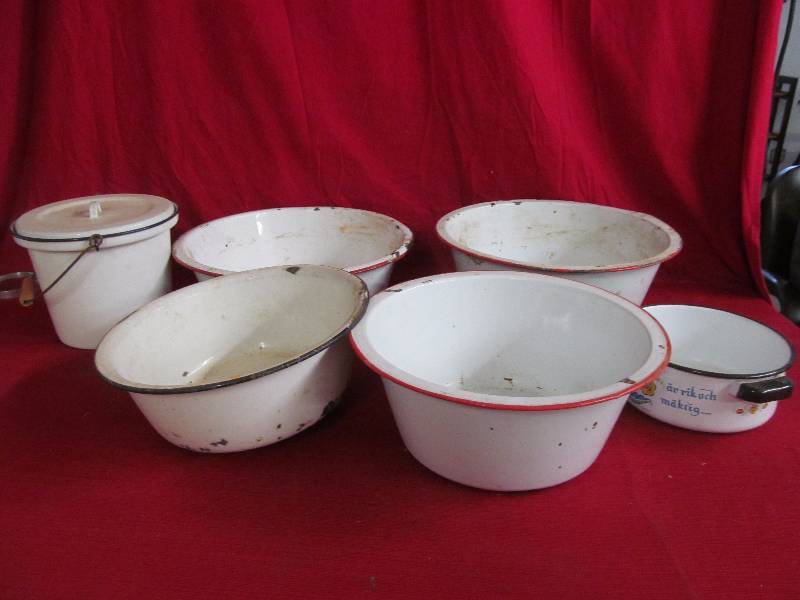 lot 128 image: enamel pans