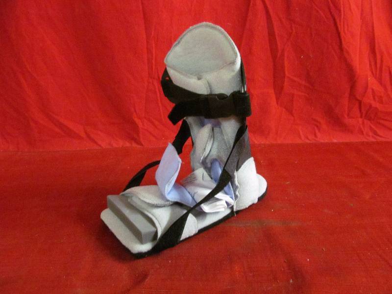 lot 166 image: splint boots