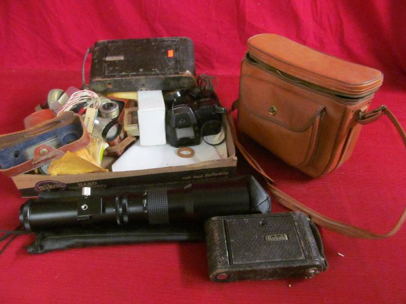 lot 225 image: vintage camera equipment