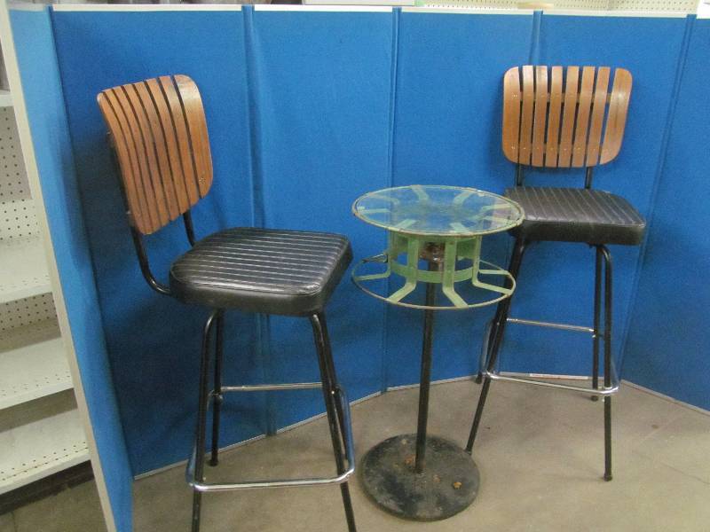 lot 272 image: barstools, lazy susan table top