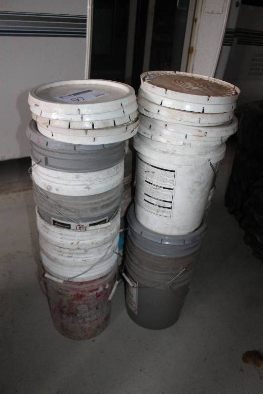 Lot of 5-Gallon Plastic Buckets w Lids