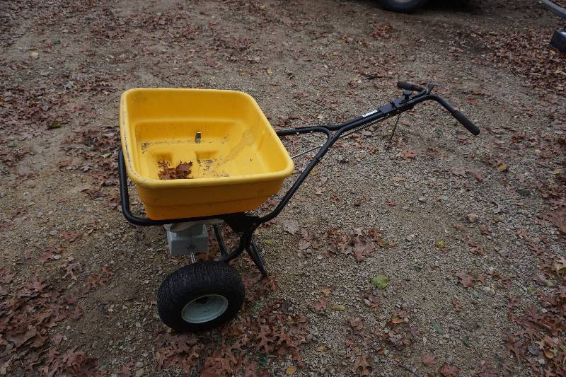 lot 7 image: PK 100 Fertilizer Spreader