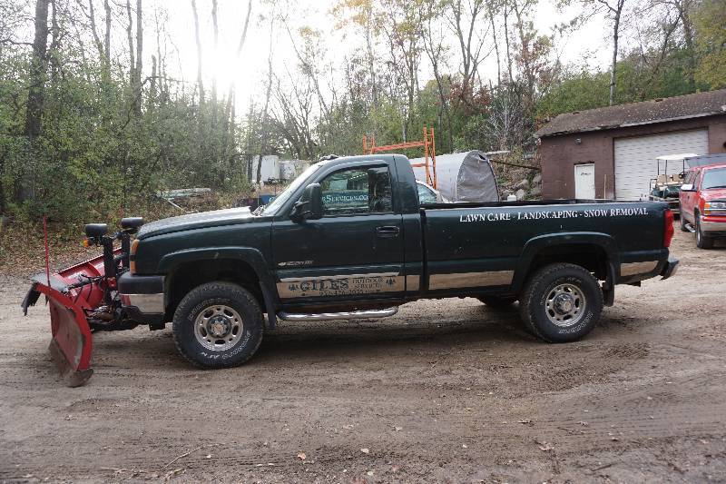 lot 1 image: 2005 Chevrolet 2500 HD 4 x 4 Pick Up Truck With Boss Power V Snow Plow