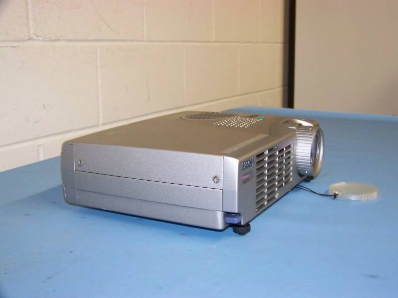 lot 32 image: Epson, EMP-710, LCD Projector