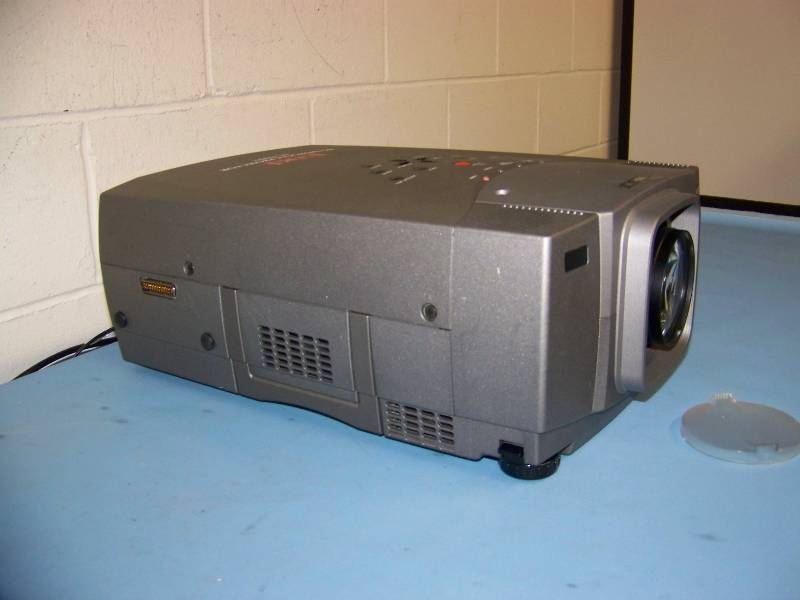 lot 21 image: EIKI, LC-X986, LCD Projector