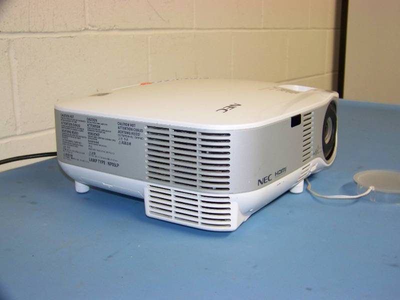 lot 30 image: NEC, NP905, LCD Projector with HDMI Input