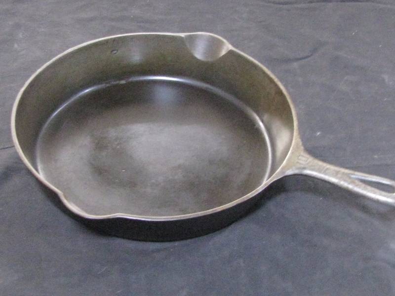 lot 13 image: Griswold #10 Cast Iron Skillet