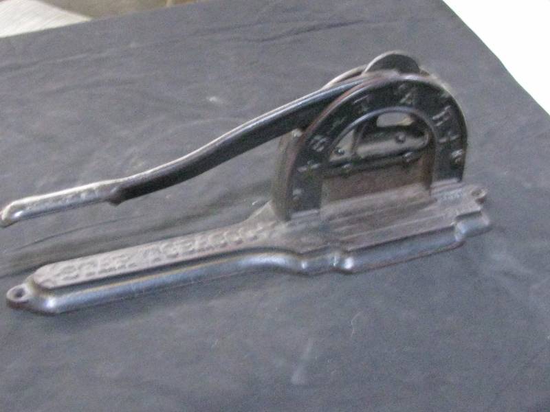 lot 16 image: Star Tobacco Cutter