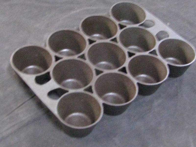 lot 19 image: Griswold Erie #10 Pop OverMuffin Pan
