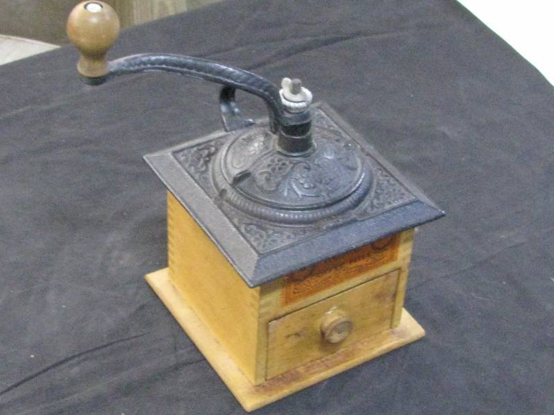 lot 20 image: Coffee Grinder