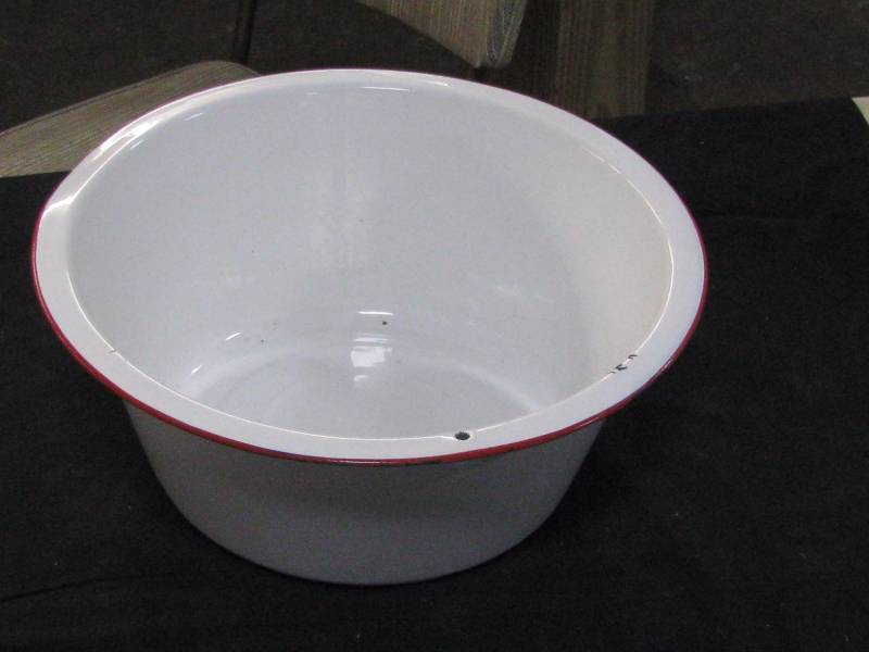 lot 22 image: RedWhite Enamelware Wash Basin