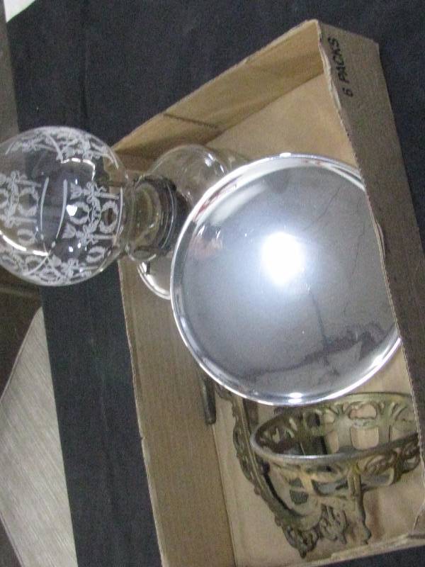 lot 26 image: Antique Kerosene Bracket Lamp wReflector