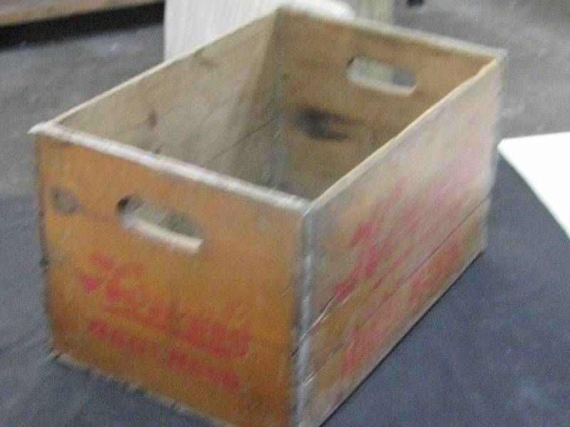 lot 35 image: Vintage Howels Root Beer Crate