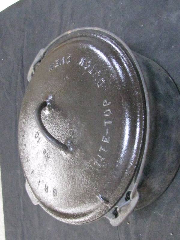 lot 38 image: Griswold #10 Tite Top Dutch Oven