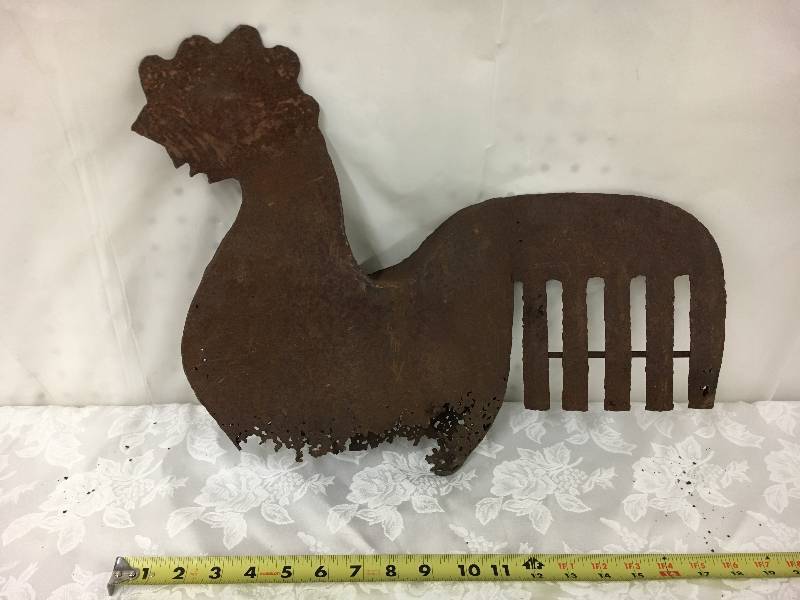 lot 9 image: Primitive Metal Chicken