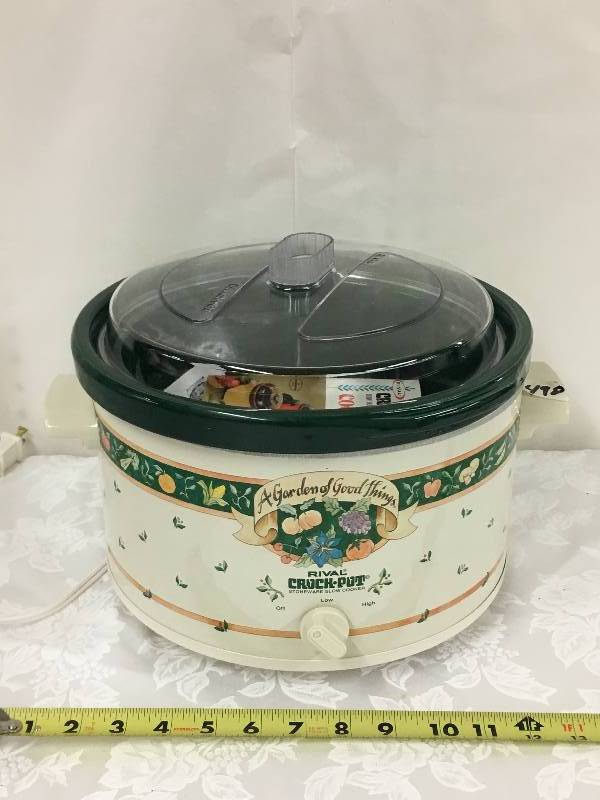 lot 15 image: Rival Crock Pot
