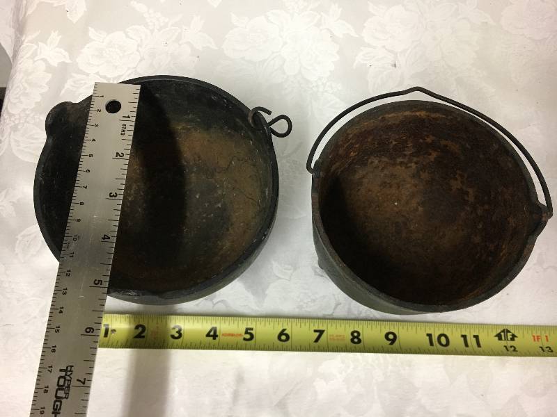 lot 31 image: 7 Piece Cast Iron Dcor Set