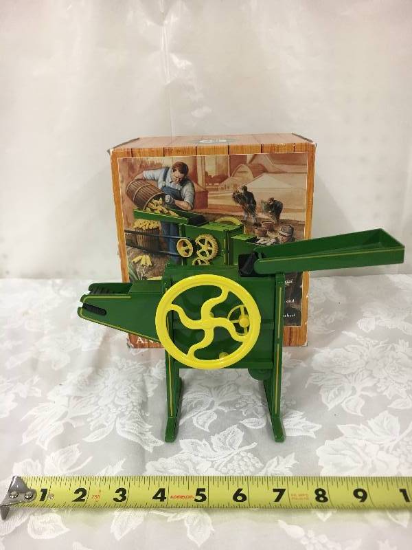 lot 44 image: Die Cast Antique Corn Sheller