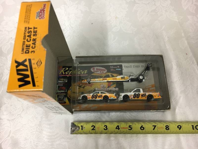 lot 47 image: Limited Edition Die Cast Car Set