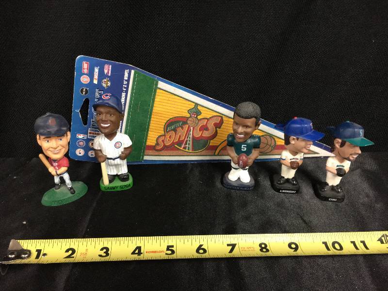 lot 68 image: 7 Piece Lot of Figurines
