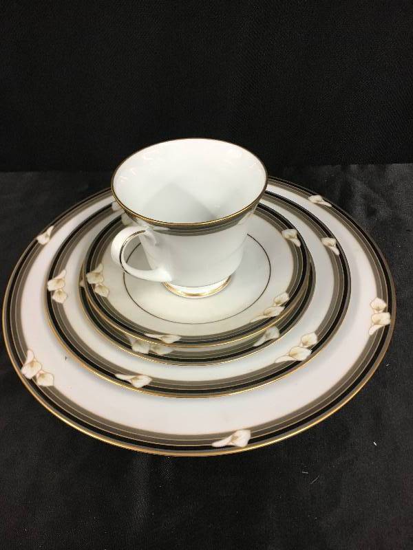 lot 72 image: Legendary by Noritake Dinner Set
