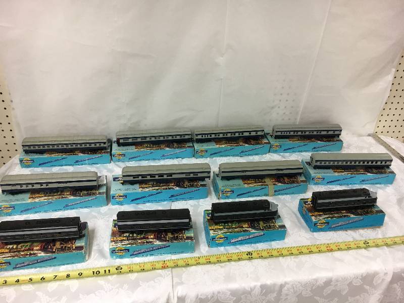 lot 76 image: 12 Piece Athearn Trains