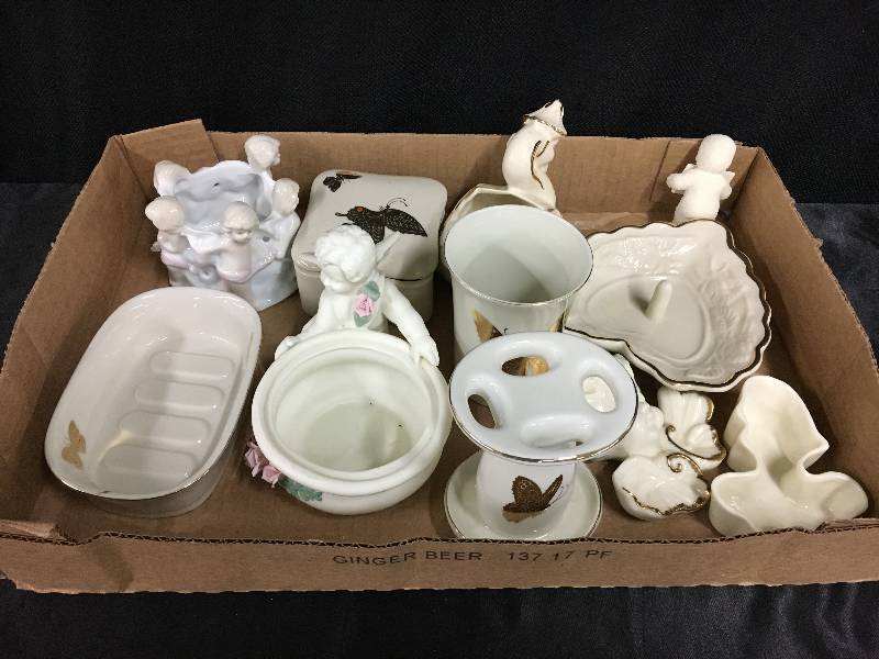 lot 82 image: 11 Piece Home Dcor