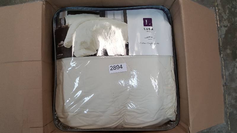 lot 2894 image: Lush Decor Serena 3pc Comforter Set - King Size