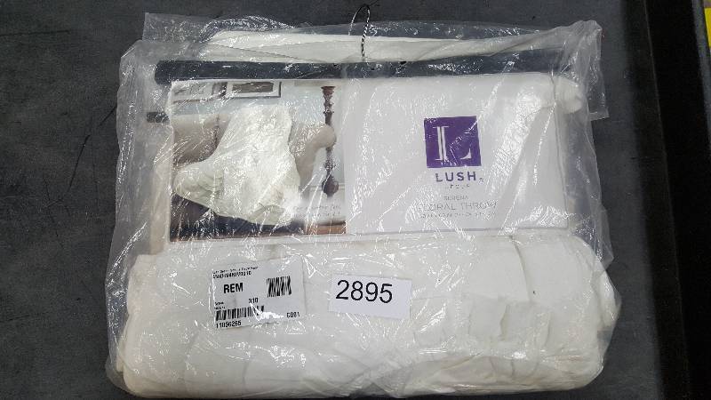 lot 2895 image: Lush Decor Serena Throw Ivory