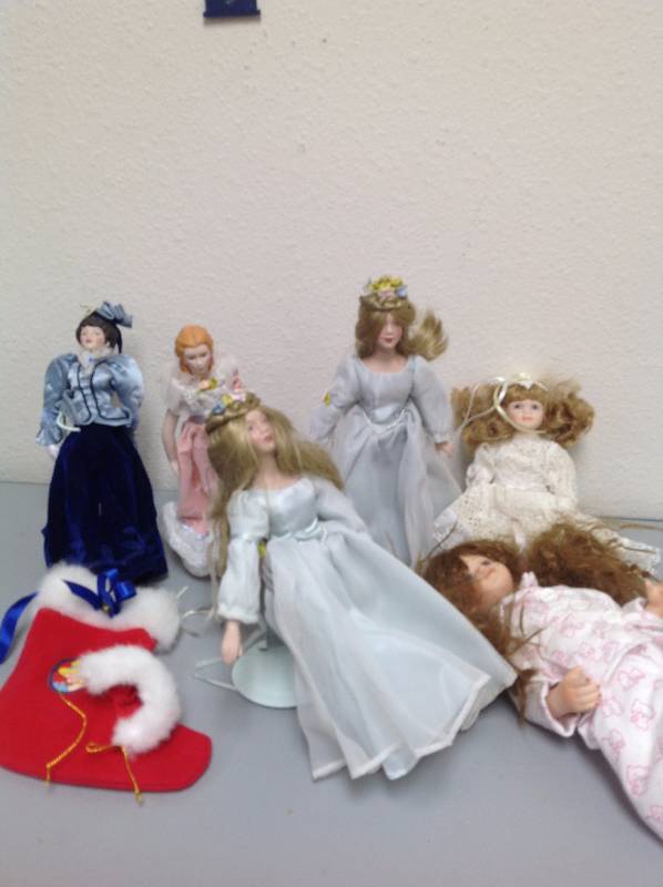 Porcelain Dolls, 4 with stands