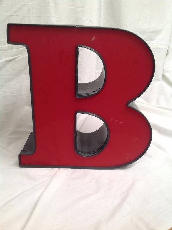 lot 5 image: Red Neon&nbspLetter B