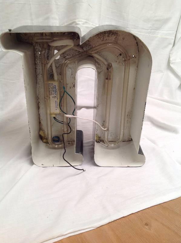 lot 7 image: Letter Neon&nbspn