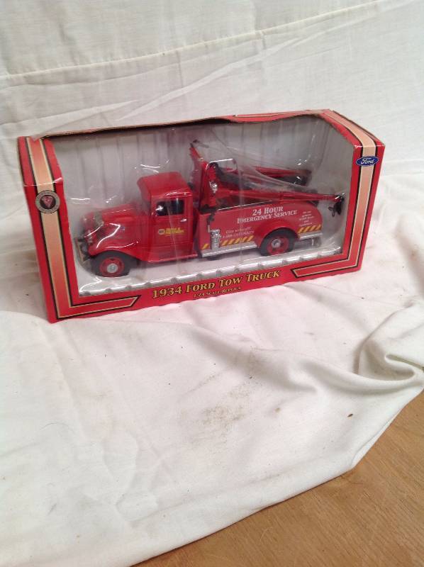 lot 64 image: 1934 Ford Fire Truck- NAPA Tools and Equipment  -  124 scale