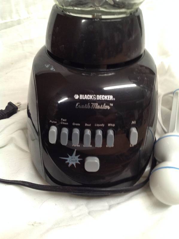 lot 84 image: Black and Decker Blender, Crush Master and a Smoothie Pro 600