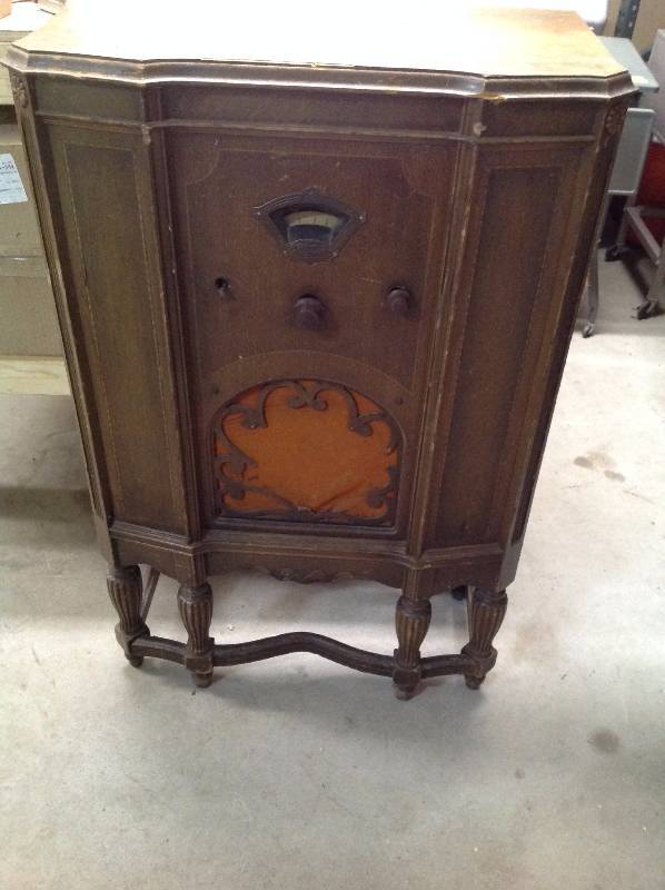 lot 89 image: Antique Radio, Majestic Brand
