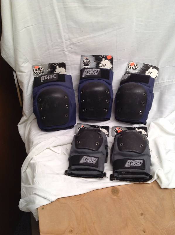 lot 98 image: New - Five Knee Pads, 2 Small and 3 Large