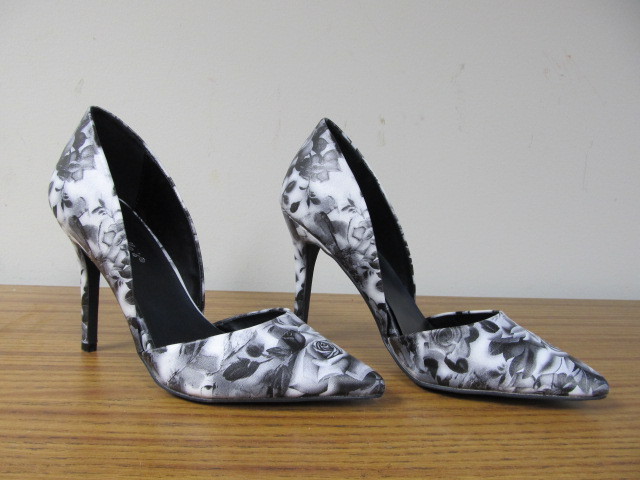 lot 10 image: Breckelles Floral Patterned Heels - Size 8