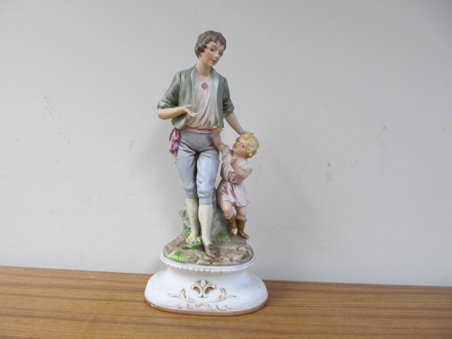 lot 24 image: Large Vintage Porcelain Figurine