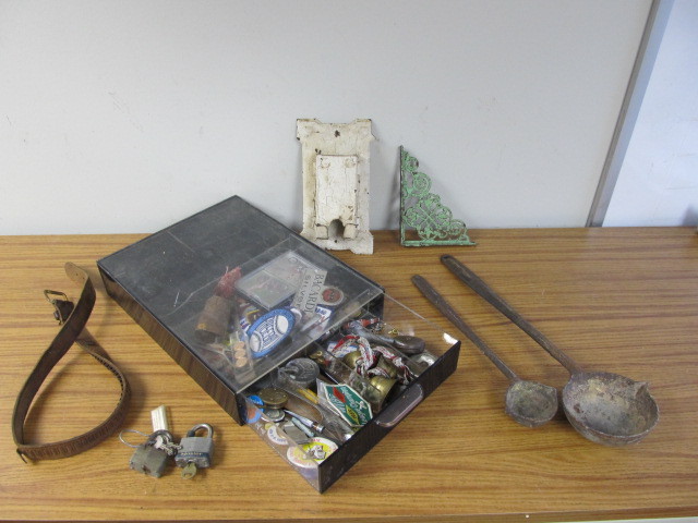 lot 29 image: Lot of Misc Collectibles 