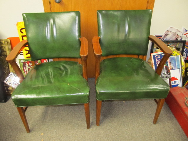 lot 31 image: Matching Pair of Vintage GUNLOCKE Armchairs