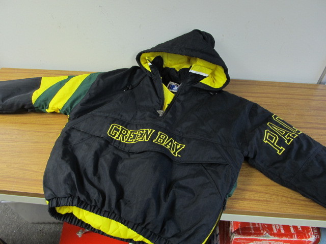 lot 36 image: MINT Condition Vintage Green Bay Packers Starter Jacket