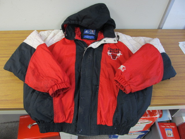 lot 37 image: Vintage CHICAGO BULLS Starter Jacket