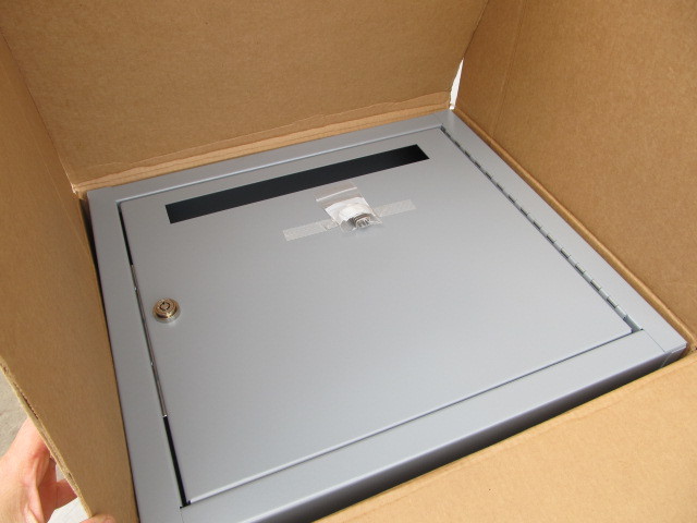 lot 51 image: NIB Large Heavy Duty Dropbox